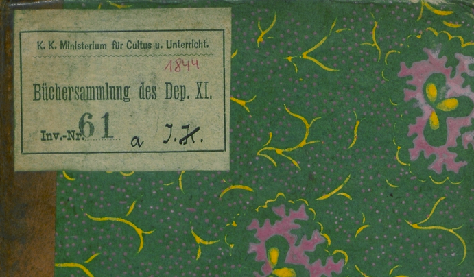  grünes altes Buchcover  mit rosarbenen Blüten, links oben Bibliothekssignaturschild
