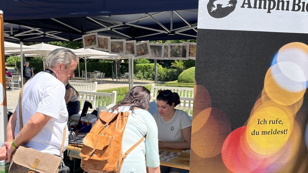 Anna vom Team AmphiBiom im Gespräch mit Besucher*innen (c) AmphiBiom 
