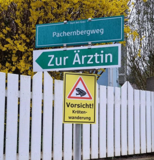 Ein Schild mit einer Kröte darauf.