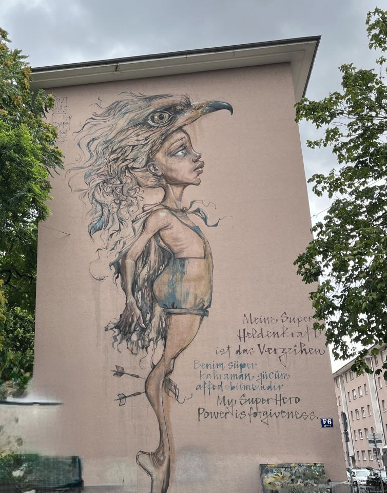 Ein Kunstwerk auf einer Gebäudewand.
