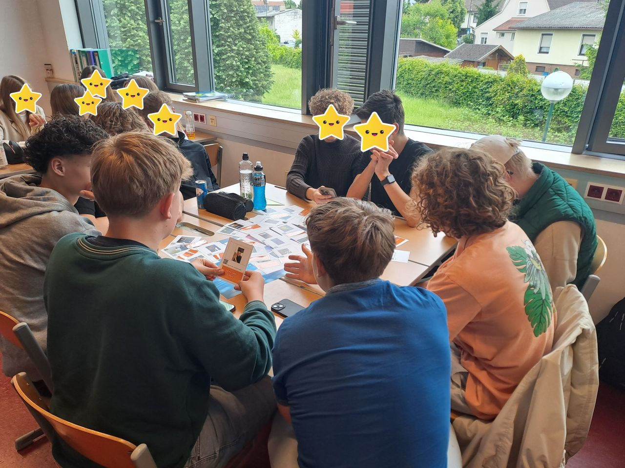Schüler:innen beim Kategorisieren der Beiträge (Foto © Bettina Pospisil)