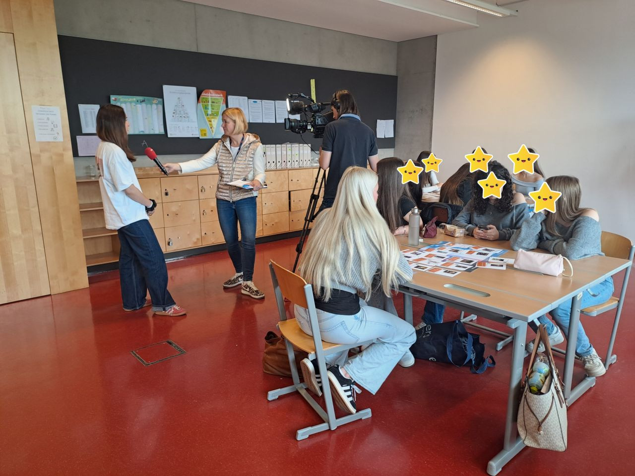Der ORF interviewt eine Schülerin (Foto © Bettina Pospisil)