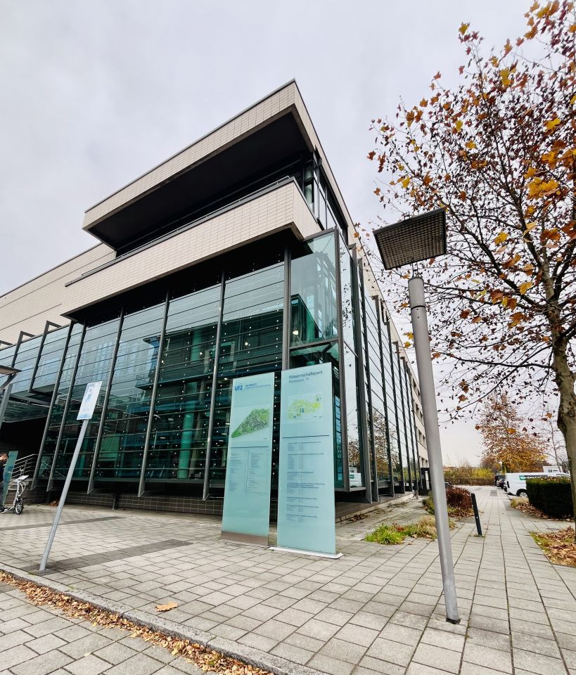 Gebäude mit Wänden aus Glas.