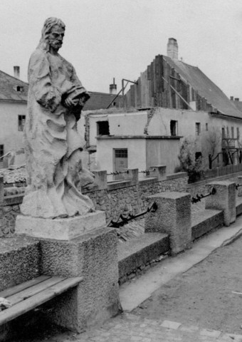 Hier befand sich nach dem Umbau das Modehaus Gutscher, jetzt Koch Schuhe; das ehemalige Bürgerspitalsgebäude wurde 1960/61 abgetragen.