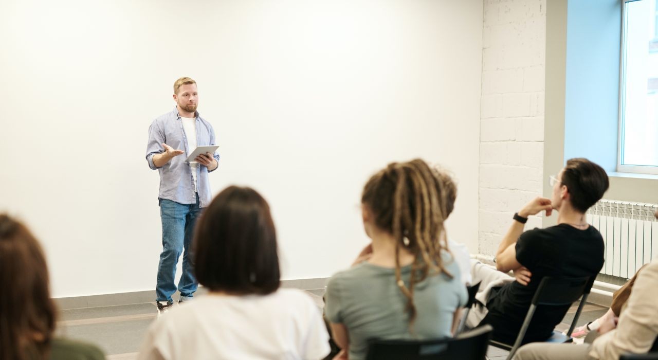 Mann, der graues Hemd und blaue Jeans trägt, Fauxels, Pexels Lizenz (tinyurl.com/5h9brnkn)