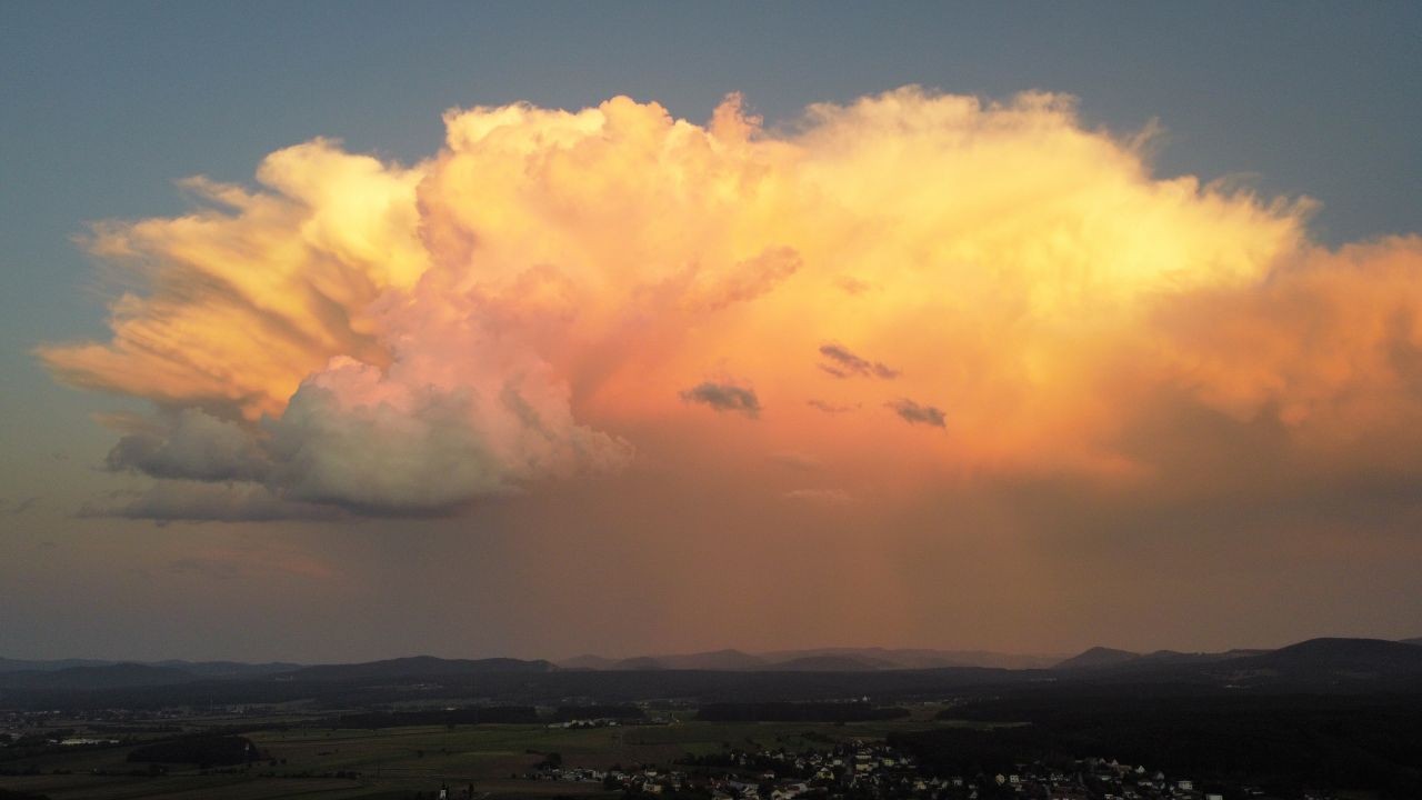 Regenwolken und Sonnenuntergang