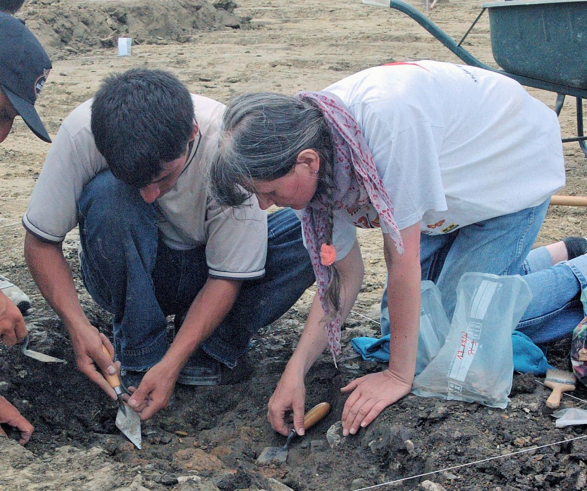 Zwei Menschen mit kleinen Kellen sind beschäftigt bei einer archäologischen Ausgrabung